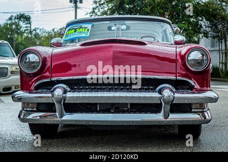 New Smyrna Beach, FL - 12. August 2017: 1954 Mercury Monterey auf der Canal Street Car Show . Stockfoto