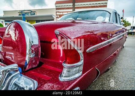 New Smyrna Beach, FL - 12. August 2017: 1954 Mercury Monterey auf der Canal Street Car Show . Stockfoto