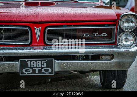 New Smyrna Beach, FL - 12. August 2017: 1965 Pontiac LeMans GTO auf der Canal Street Car Show. Stockfoto