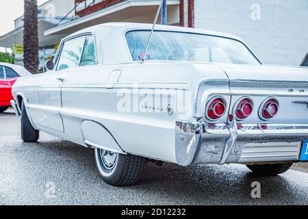 New Smyrna Beach, FL - 12. August 2017: 1964 Chevrolet Impala auf der Canal Street Car Show. Stockfoto