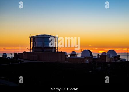 Maui, Hawaii. Das Haleakalā Observatorium bei Sonnenuntergang liegt auf dem Haleakala Krater auf 10,000 Fuß. Stockfoto