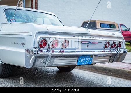 New Smyrna Beach, FL - 12. August 2017: 1964 Chevrolet Impala auf der Canal Street Car Show. Stockfoto