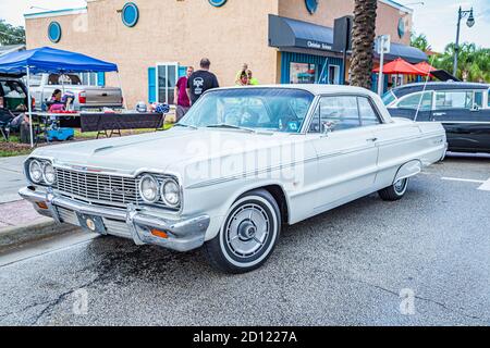 New Smyrna Beach, FL - 12. August 2017: 1964 Chevrolet Impala auf der Canal Street Car Show. Stockfoto