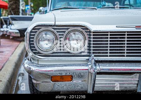 New Smyrna Beach, FL - 12. August 2017: 1964 Chevrolet Impala auf der Canal Street Car Show. Stockfoto