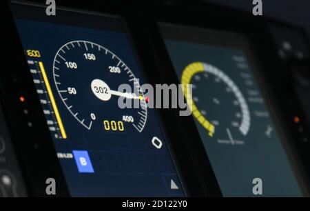 Limburg, Deutschland. September 2020. Während der Fahrt eines ICE3 vom Frankfurter Flughafen Hauptbahnhof nach Köln wird die Geschwindigkeit auf einem Display im Cockpit angezeigt. Öfter den Fuß vom Gaspedal nehmen - das ist auch das Motto für viele Zugfahrer. Pünktlichkeit kann auch beim energiesparenden Fahren gewahrt werden, versichert die Bahn. Technologie im Lokomotivcockpit hilft Geld zu sparen. (To dpa 'Just let it roll - Eisenbahnen konzentrieren sich auf energiesparendes Fahren') Quelle: Arne Dedert/dpa/Alamy Live News Stockfoto