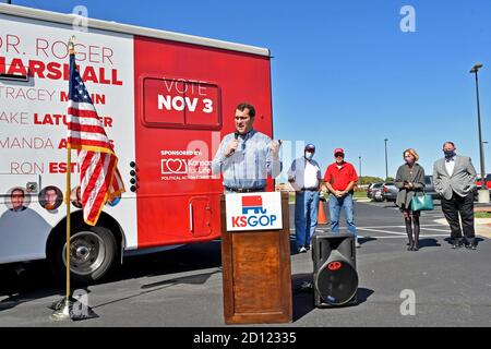 EL DORADO , KANSAS, USA, 3. Oktober 2020 Kansas Generalstaatsanwalt Derek Schmidt spricht beim Auftakt des ÒKeep Kansas Great Bus TourÓ in El Dorado an die Zuschauer Stockfoto