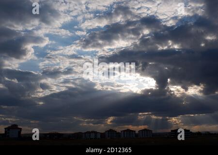 Dunkelblaue Wolken am Himmel Stockfoto