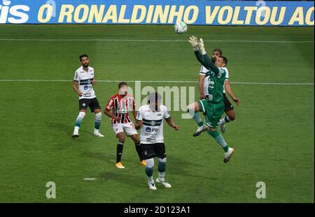 Curitiba, Brasilien. Oktober 2020. Wilson in einer anderen Verteidigung während Coritiba x São Paulo im Couto Pereira Stadion in Curitiba, PR statt. Kredit: Carlos Pereyra/FotoArena/Alamy Live Nachrichten Stockfoto