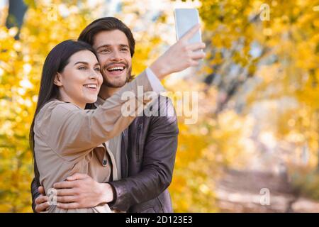 Frau, die Selfie mit Freund, mit Datum im Wald Stockfoto