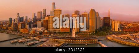 Der rauchige orangefarbene Himmel der Skyline von San Francisco. Kalifornien Brände in den Vereinigten Staaten, Drohne erschossen Stockfoto