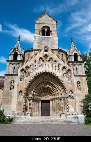 Die Kirche von Jak, die monumentale Basilika des Benediktinerklosters, wahrscheinlich im Jahr 1256 fertig gestellt. Schloss Vajdahunyad, Budapest, Ungarn. Stockfoto