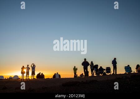 Maui, Hawaii. Touristen am Haleakala Krater im Haleakala Nationalpark beobachten den Sonnenuntergang über den Wolken. Stockfoto