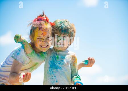 Frohe Kindheit. Kinder spielen Farben mit verschmiertem Gesicht. Holi Festival der Farben. Kinder Mädchen und Jungen feiern holi-Festival mit bunten Farbe Stockfoto