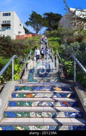 Touristen gehen die gefliesten Stufen der 16th Avenue hoch und runter. San Francisco, Kalifornien. Stockfoto