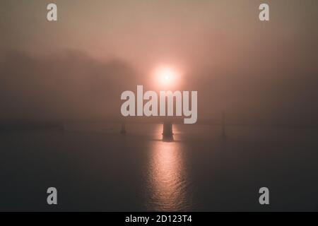 Düsterer apokalyptischer Sonnenaufgang über der Bay Bridge in San Francisco Stockfoto