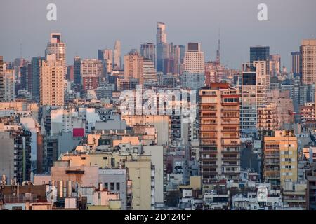 Dicht besiedelte Innenstadt von Buenos Aires, Argentinien mit vielen Hochhäusern Stockfoto