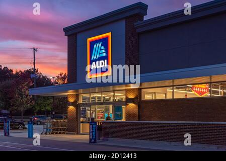 ALDI Discount Supermarkt bei Sonnenuntergang in Snellville (Metro Atlanta), Georgia. ALDI ist eine beliebte deutsche globale Discounter-Lebensmittelkette. (USA) Stockfoto