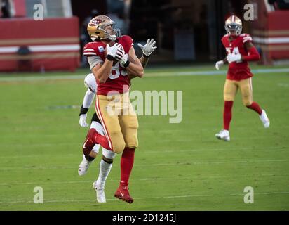 Santa Clara, CA, USA. Okt. 2020. San Francisco 49ers Tight End George Kittle (85) macht einen 44 Yards Gewinn im zweiten Quartal gegen die Philadelphia Eagles im Levi's Stadium am Sonntag, 4. Oktober 2020 in Santa Clara. Quelle: Paul Kitagaki Jr./ZUMA Wire/Alamy Live News Stockfoto