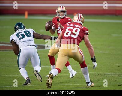 Santa Clara, CA, USA. Okt. 2020. San Francisco 49ers Quarterback Nick Mullens (4) loos Downfield for an open Receiver während eines Spiels gegen die Philadelphia Eagles im Levi's Stadium am Sonntag, 4. Oktober 2020 in Santa Clara. Quelle: Paul Kitagaki Jr./ZUMA Wire/Alamy Live News Stockfoto