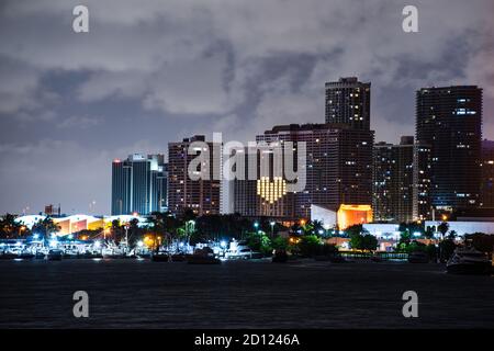 Skyline von Miami City von der Biscayne Bay aus gesehen. Miami Innenstadt. Stockfoto