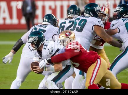 Santa Clara, CA, USA. Okt. 2020. Philadelphia Eagles Quarterback Carson Wentz (11) wird von San Francisco 49ers defensive Tackle D.J. geplündert Jones (93) im zweiten Viertel im Levi's Stadium am Sonntag, 4. Oktober 2020 in Santa Clara. Quelle: Paul Kitagaki Jr./ZUMA Wire/Alamy Live News Stockfoto