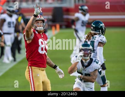 Santa Clara, CA, USA. Okt. 2020. San Francisco 49ers Tight End George Kittle (85) macht einen 44 Yards Gewinn im zweiten Quartal gegen die Philadelphia Eagles im Levi's Stadium am Sonntag, 4. Oktober 2020 in Santa Clara. Quelle: Paul Kitagaki Jr./ZUMA Wire/Alamy Live News Stockfoto