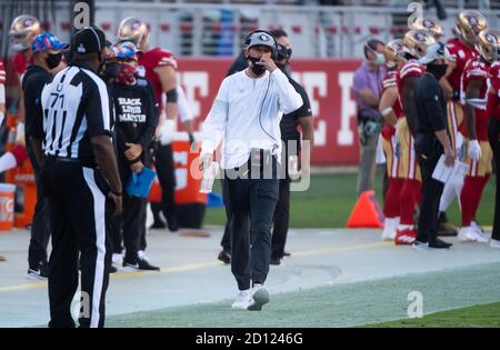 Santa Clara, CA, USA. Okt. 2020. San Francisco 49ers Cheftrainer Kyle Shanahan geht im ersten Viertel gegen die Philadelphia Eagles im Levi's Stadium am Sonntag, 4. Oktober 2020 in Santa Clara an die Seitenlinie. Quelle: Paul Kitagaki Jr./ZUMA Wire/Alamy Live News Stockfoto