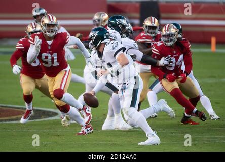 Santa Clara, CA, USA. Okt. 2020. San Francisco 49ers Defensive End Arik Armstead (91) pressureÃs Philadelphia Eagles Quarterback Carson Wentz (11) im ersten Viertel im Levi's Stadium am Sonntag, 4. Oktober 2020 in Santa Clara. Quelle: Paul Kitagaki Jr./ZUMA Wire/Alamy Live News Stockfoto