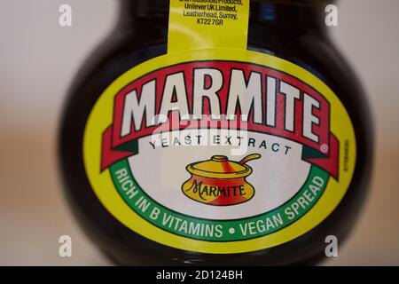 Glas Marmite auf einem Tisch Stockfoto