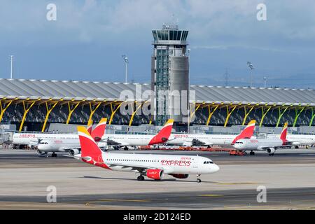Mehrere Flugzeuge von Iberia Express und Iberia Airlines standen am Flughafen Barajas (LEMD) Terminal 4 an. Viel Verkehr im Drehkreuz der Fluggesellschaft in Spanien. Stockfoto