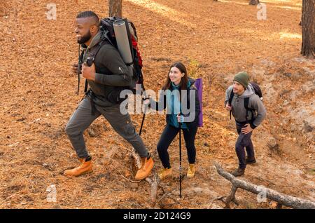 Drei internationale Freunde mit ihren Rucksäcken auf Wandertour Stockfoto