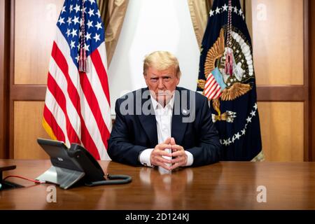 Auf diesem vom Weißen Haus veröffentlichten Foto nimmt US-Präsident Donald J. Trump an einem Telefonat mit US-Vizepräsident Mike Pence, US-Außenminister Mike Pompeo, Und Vorsitzender der Joint Chiefs of Staff General Mark Milley, Sonntag, 4. Oktober 2020, in seinem Konferenzraum im Walter Reed National Military Medical Center in Bethesda, Maryland. Nicht auf dem Foto zu sehen auch im Raum auf dem Anruf ist Chief of Staff Mark Meadows. Obligatorische Gutschrift: TIA Dufour/White House über CNP Stockfoto