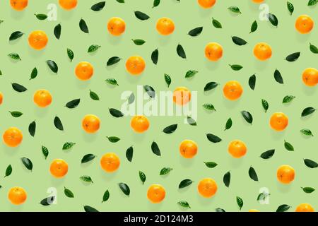Isolierte Mandarine Zitrus Sammlung Hintergrund mit Blättern. Mandarinen oder Mandarine orange Früchte auf grünem Hintergrund. mandarine orange Hintergrund. Stockfoto