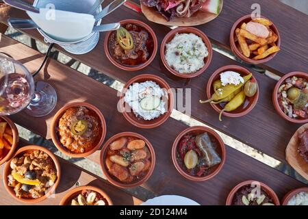 Tapas auf vielen kleinen Tellern Stockfoto