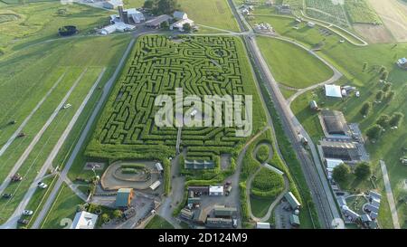 Blick von einer Drohne auf ein großes Maislabyrinth nach unten In Pennsylvania Stockfoto