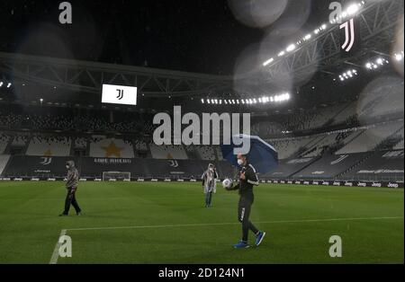 Turin, Italien. Okt. 2020. Schiedsrichter Daniele Doveri überprüft das Spielfeld vor dem Spiel im Allianz Stadion in Turin, Italien, am 4. Oktober 2020. Die Serie A Fußballspiel zwischen Juventus und Neapel geplant am 4. Oktober 2020 wurde aufgegeben, als der Besuch Napoli-Team nicht zu zeigen, nachdem die Spieler getestet positiv für Coronavirus. Quelle: Alberto Lingria/Xinhua/Alamy Live News Stockfoto