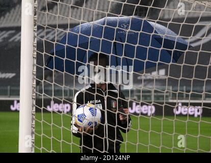 Turin, Italien. Okt. 2020. Schiedsrichter Daniele Doveri überprüft das Spielfeld vor dem Spiel im Allianz Stadion in Turin, Italien, am 4. Oktober 2020. Die Serie A Fußballspiel zwischen Juventus und Neapel geplant am 4. Oktober 2020 wurde aufgegeben, als der Besuch Napoli-Team nicht zu zeigen, nachdem die Spieler getestet positiv für Coronavirus. Quelle: Alberto Lingria/Xinhua/Alamy Live News Stockfoto