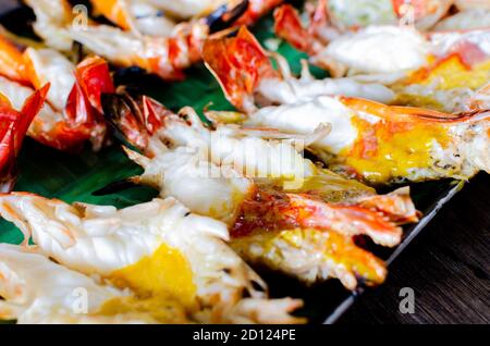 Teilweise Fokus auf Holzkohle gegrillte Flussgarnelen. Thailands berühmtes Gericht. Stockfoto