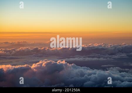 Maui, Hawaii. Dramatische Sicht auf die Wolken bei Sonnenuntergang auf dem Haleakala Krater im Haleakala Nationalpark. Stockfoto