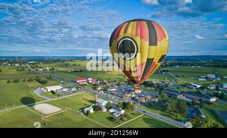 Luftaufnahme des blauen Himmels und mehrere Wolken und ein Heißluftballon schwebt durch ihn Stockfoto