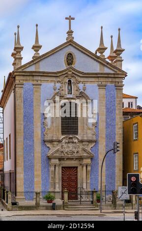 Porto, Portugal - 30. Mai 2018: Fassade Pfarrkirche St. Nikolaus mit verzierten portugiesischen Azulejo Fliesen in Ribeira Stockfoto