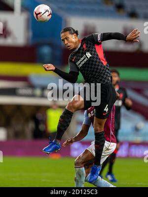 Birmingham, Großbritannien. Oktober 2020. Liverpools Virgil van Dijk tritt am 4. Oktober 2020 beim Spiel der englischen Premier League zwischen Aston Villa und Liverpool im Villa Park in Birmingham, Großbritannien, an. Quelle: Xinhua/Alamy Live News Stockfoto