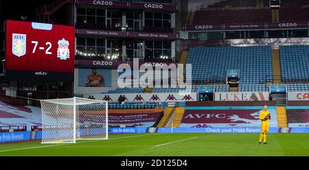 Birmingham, Großbritannien. Oktober 2020. Liverpools Torhüter Adrian wirkt am 4. Oktober 2020 beim Spiel der englischen Premier League zwischen Aston Villa und Liverpool im Villa Park in Birmingham, Großbritannien, niedergeschlagen. Quelle: Xinhua/Alamy Live News Stockfoto