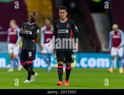 Birmingham, Großbritannien. Oktober 2020. Liverpools Roberto Firmino wirkt am 4. Oktober 2020 beim Spiel der englischen Premier League zwischen Aston Villa und Liverpool im Villa Park in Birmingham, Großbritannien, niedergeschlagen. Quelle: Xinhua/Alamy Live News Stockfoto