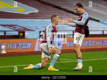 Birmingham, Großbritannien. Oktober 2020. Ross Barkley (L) von Aston Villa feiert am 4. Oktober 2020 im Villa Park in Birmingham, Großbritannien, ein Tor mit Teamkollege Jack Grealish beim Spiel der englischen Premier League zwischen Aston Villa und Liverpool. Quelle: Xinhua/Alamy Live News Stockfoto