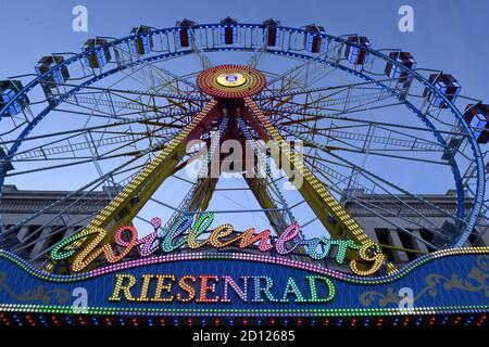 München, Deutschland. Oktober 2020. Zur blauen Stunde steht auf dem Königsplatz ein beleuchtetes Riesenrad. Heute wäre das Ende des Oktoberfestes gewesen, das wegen des Coronavirus abgesagt worden war. Auch die Aktion 'Summer in der Stadt' endete heute. Quelle: Felix Hörhager/dpa/Alamy Live News Stockfoto