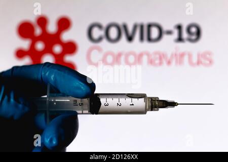 Brasilien. Oktober 2020. In dieser Abbildung ist die medizinische Spritze mit dem Text Covid-19 (Coronavirus) auf einem Bildschirm im Hintergrund angezeigt gesehen Kredit: SOPA Images Limited/Alamy Live News Stockfoto