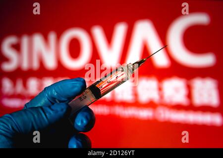 Brasilien. Oktober 2020. In dieser Abbildung ist die medizinische Spritze mit Sinovac Biotech Firmenlogo auf einem Bildschirm im Hintergrund angezeigt gesehen Kredit: SOPA Images Limited/Alamy Live News Stockfoto