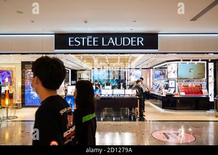 Fußgänger gehen an einem amerikanischen multinationalen Körperpflege- und Make-up-Produkte Unternehmen Estee Lauder Geschäft in Shenzhen vorbei. Stockfoto