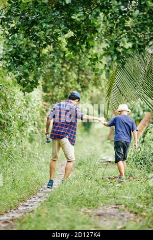 Wandern in den Wäldern Stockfoto